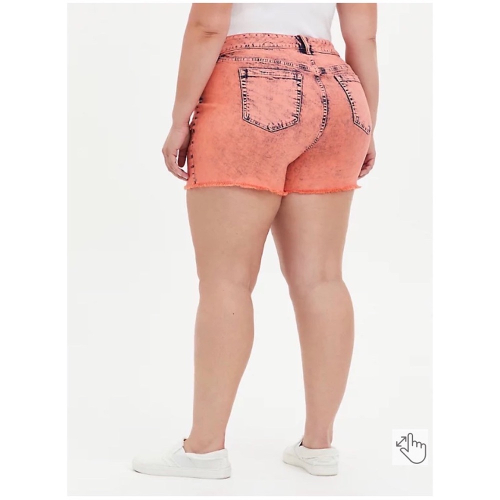 NEW Torrid 24 Mid Rise Midi Short - Vintage Stretch - Coral Acid Wash - 5 inch - Picture 6 of 13